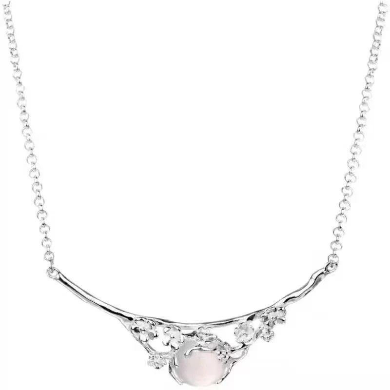 Vergoldete 925 Moonlight weiße Chalcedon Mond Schatten kalte Pflaume Halskette, stilvolles Accessoire.