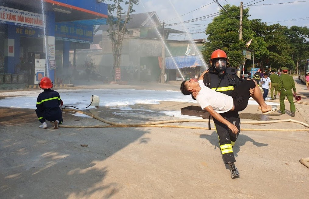 Tiến hành cứu người bị nạn trong thực tập phương án chữa cháy