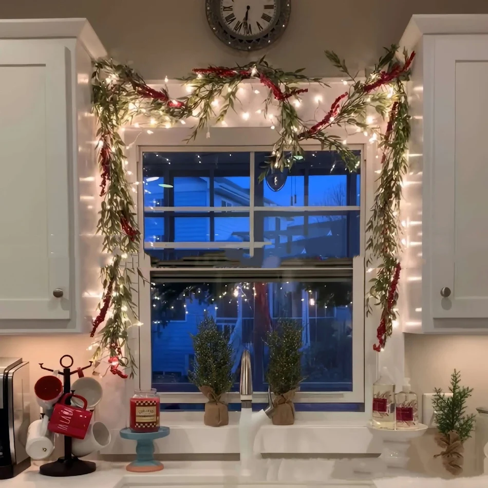 Glitter Charm Slinger voor Raamkozijn, Valance en Vensterbank. Breng glans en elegantie in je huis met deze feestelijke decoratie.