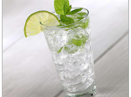 Refreshing alcoholic drink,lemony with a touch of fresh mint..excellent cocktail !