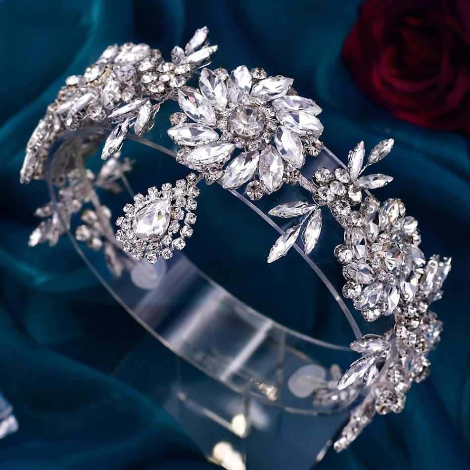 Creatieve bruidshaarversiering met driedimensionale strass bloemen, een schitterende diadeem voor bruiden, die jouw schoonheid accentueert.