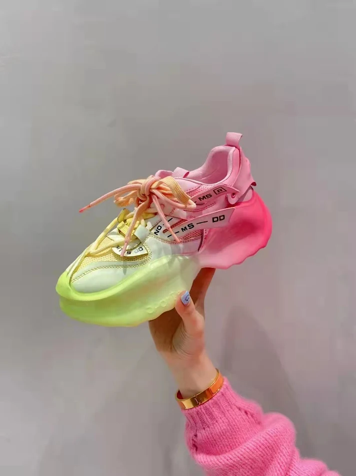 Chaussures de sport décontractées à semelle épaisse avec correspondance des couleurs et imprégnation de colle pour un confort optimal.
