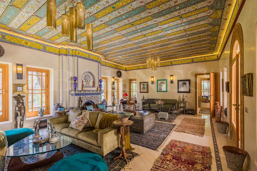 Villa with pool and garden 1