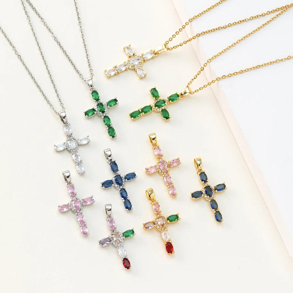 Colar delicado com pingente de cruz e zircônias coloridas, acessório charmoso para expressar fé e estilo discreto, perfeito para uso diário.