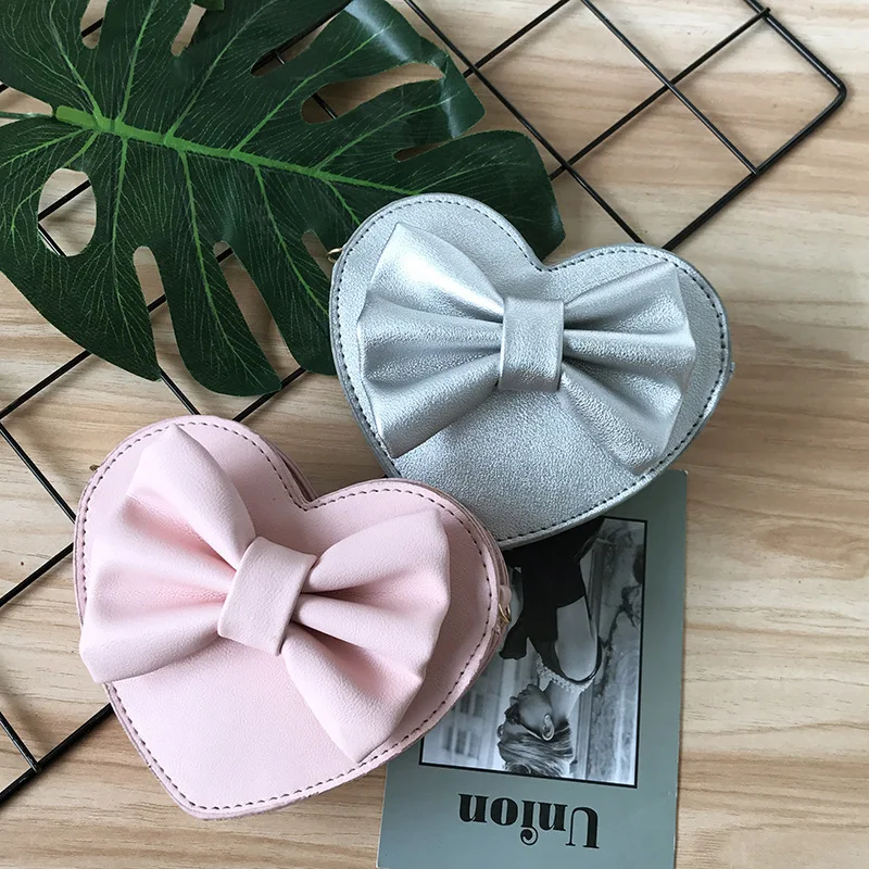 Süße Mädchen Umhängetasche mit Bogen und schrägem Schnitt. Kleine Tasche, großer Stil. Ideal für kleine Mädchen, die Liebe zum Detail lieben.