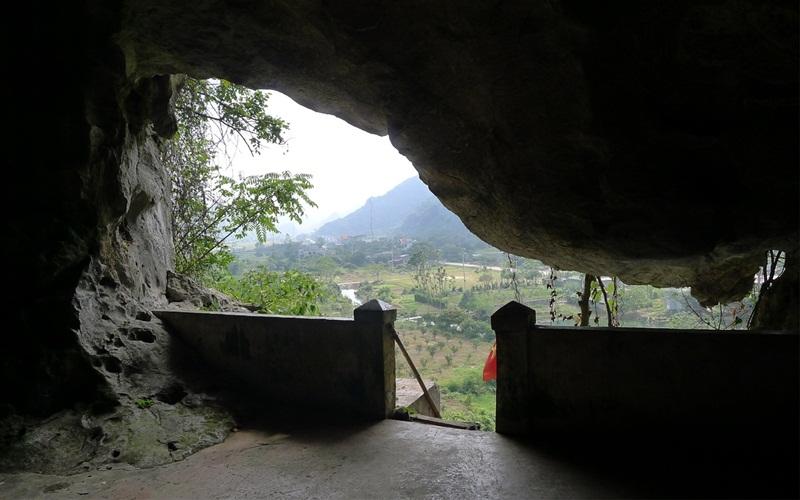 Alt: Lối lên cửa hang Quân Y