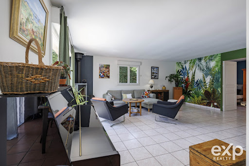 Villa with pool and garden 4