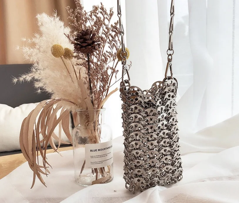 Bolsa para celular artesanal com lantejoulas metálicas e design côncavo. Leve seu telefone com estilo e segurança, perfeita para qualquer ocasião