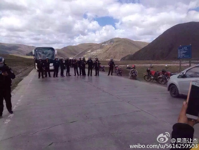 The riot police stand on guard. (Sina Weibo)