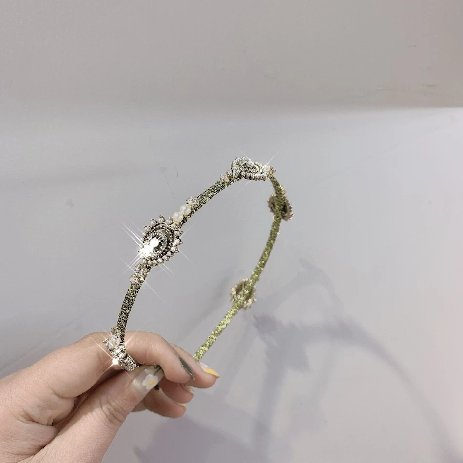 Tiara de cabelo doce vintage com cristais de diamante completos, adiciona brilho e charme, perfeita para um visual elegante e sofisticado.