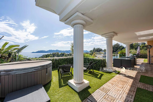 Apartment with terrace and pool 2