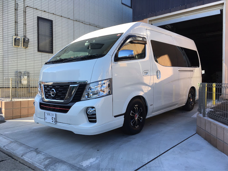 NV350キャラバンのネックパッド　バックルカバー・クレヨンしんちゃんネックパッド・夏タイヤに変えたい❣️・１号白　２号黒・白しんちゃん　黒しんちゃんに関するカスタム事例の投稿画像1枚目