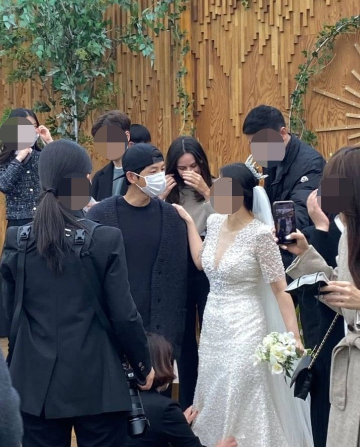 el actor song joong ki asiste a la boda con su novia katy louise saunders