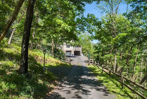 Driveway leading to secluded house - Buy this luxury house in Erwinna, 4 bedrooms