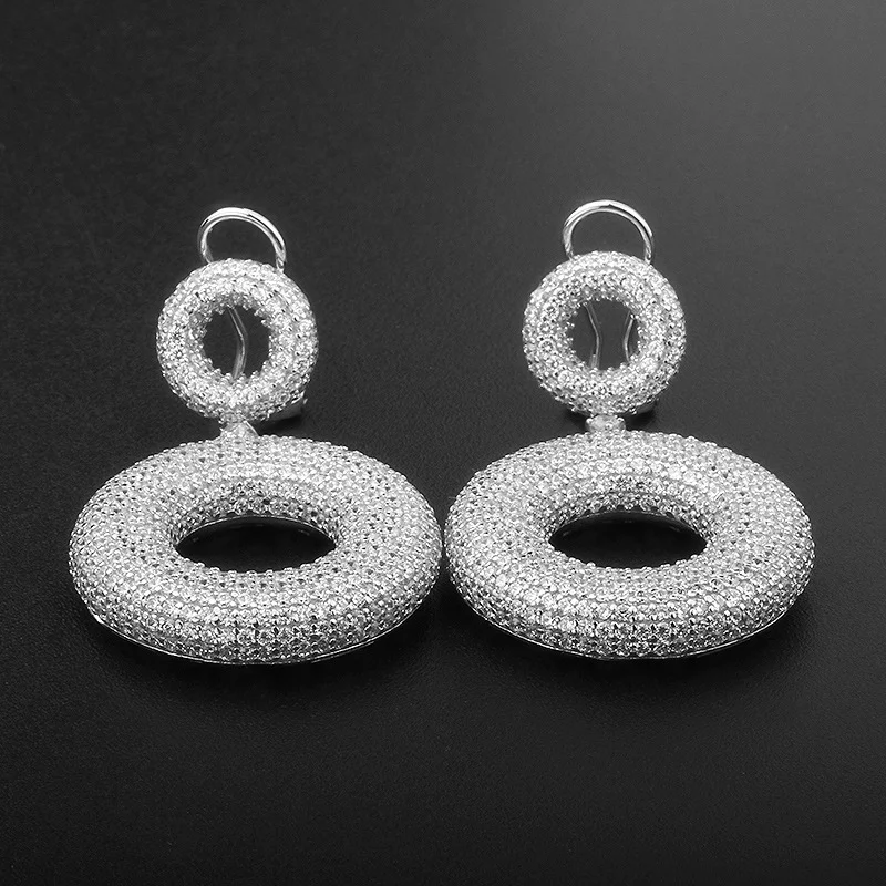 S925 Zilveren Zirkonia Oorbellen Europees en Amerikaans Stijlvolle en tijdloze oorbellen. Perfect om elke outfit te verfraaien en uw schoonheid te benadrukken.