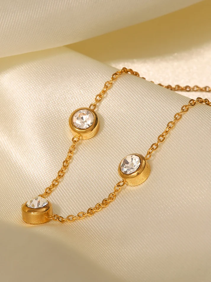 Bracelet en acier inoxydable plaqué or 18K avec zircones ronds, élégant et durable pour un usage quotidien.