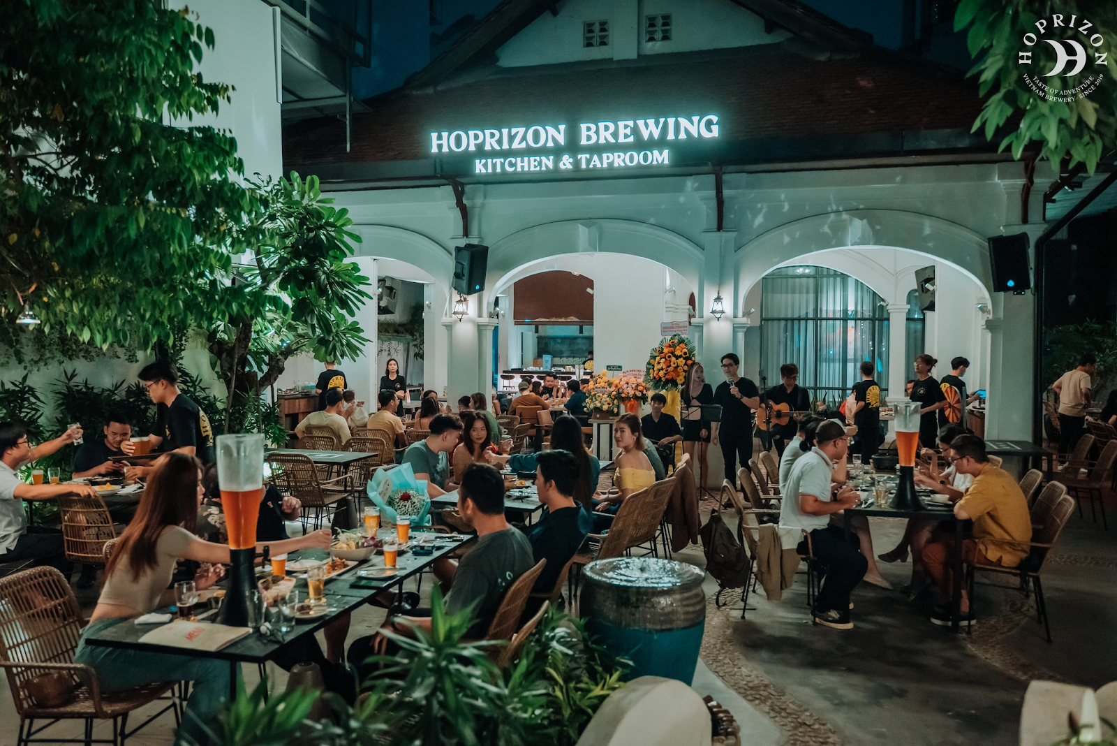 Thưởng thức bia thủ công trong không gian âm nhạc sôi động