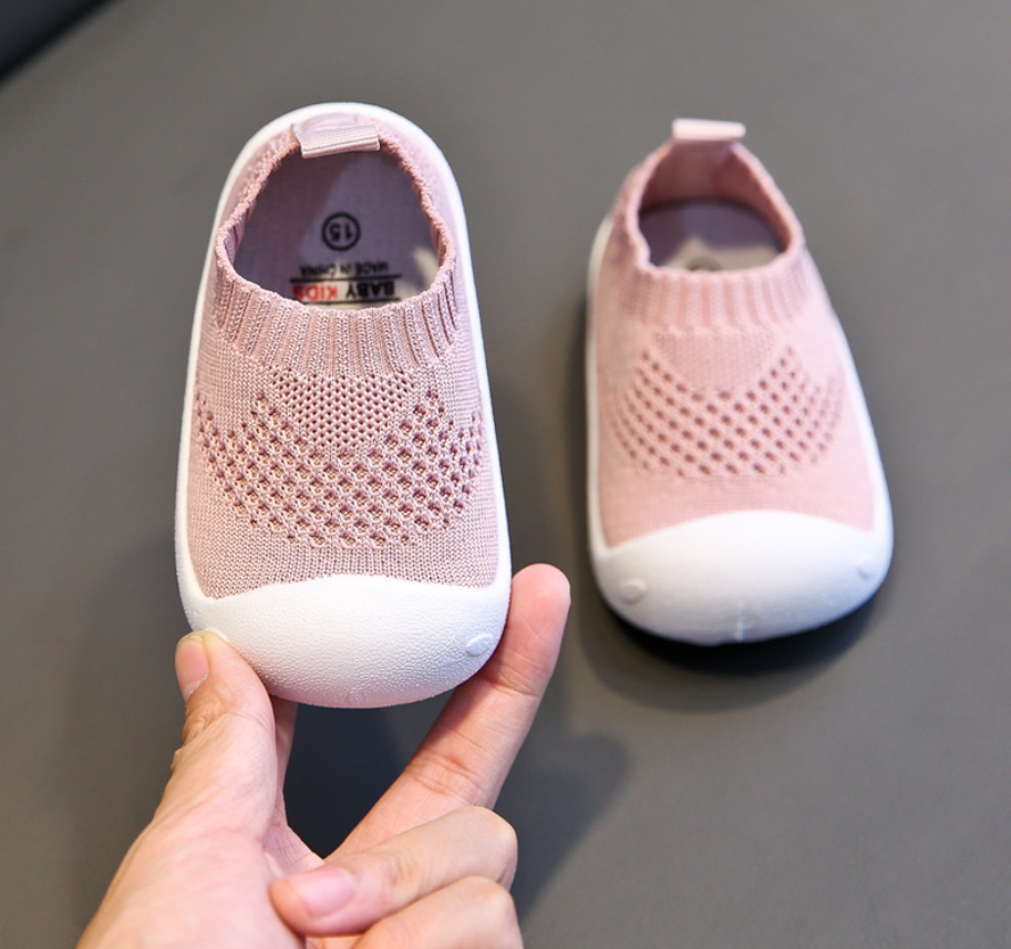 Babyschoenen en peuterschoenen met zachte zool. Comfortabel en flexibel voor de eerste stapjes en de groei.
