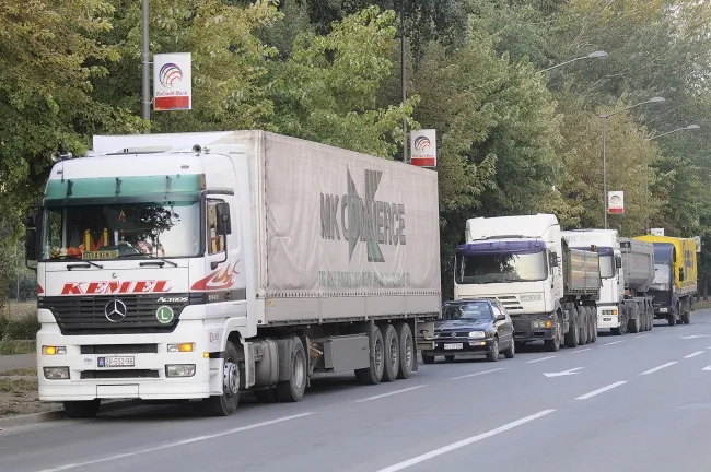 Nema zadržavanja automobila na prelazima, kamioni na Batrovcima čekaju sedam sati