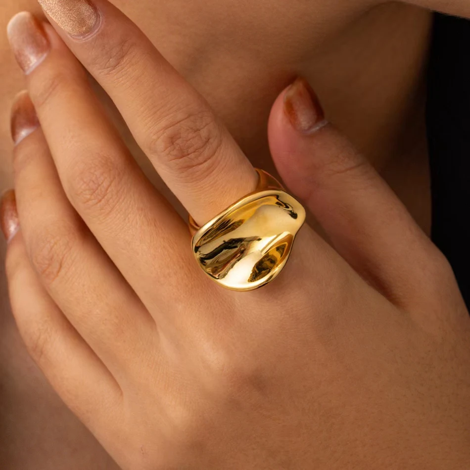 Anel ajustável redondo dourado simples INS europeu e americano, com pregas e abertura suave, design elegante e fácil de usar.