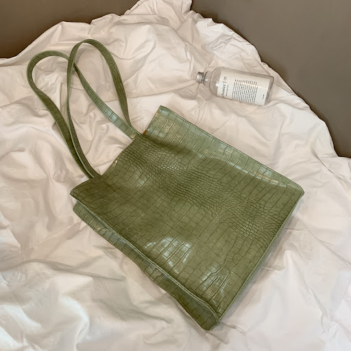 Title 2, Large capacity one shoulder tote bag. Carry eve...