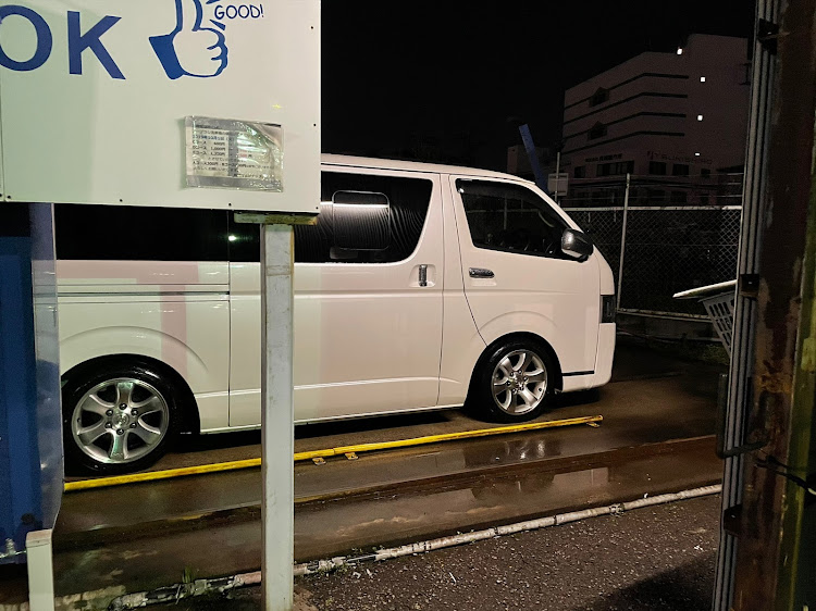 ハイエースバンの洗車したら・次の日雨・さっそく・汚れた・ハイエースに関するカスタム事例の投稿画像1枚目