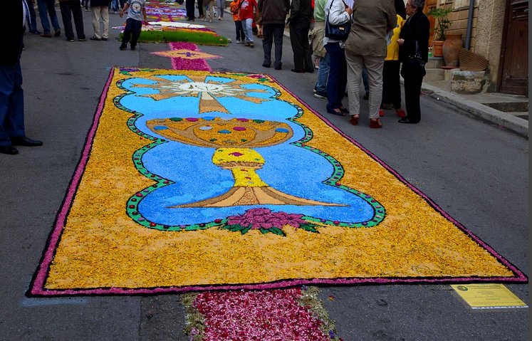 Infiorata sull'asfalto. di Rosy Galluzzo