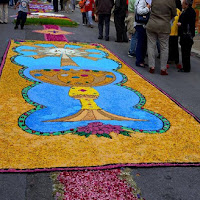 Infiorata sull'asfalto. di 