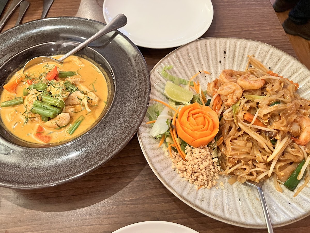 Panang curry chicken and pad Thai king prawn