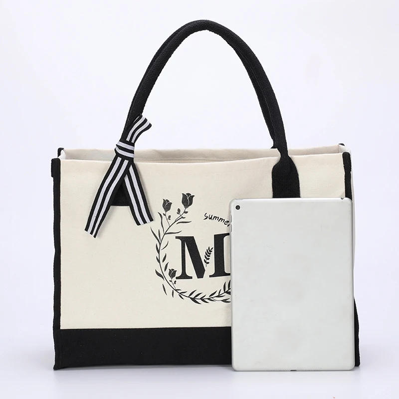 Sac en toile personnalisé avec la première lettre imprimée A. Parfait pour un usage quotidien. Élégant, unique et pratique.