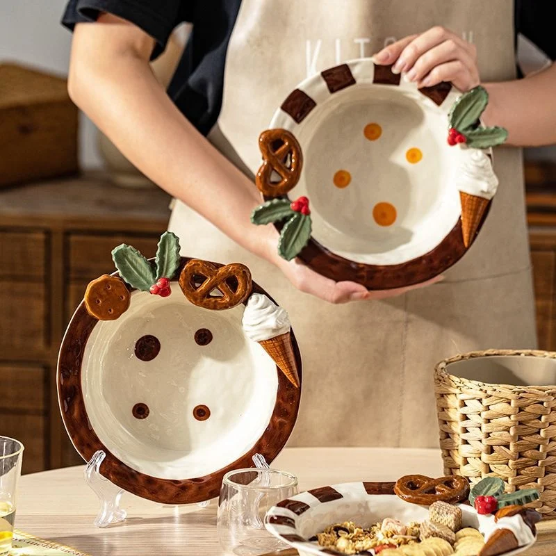 Assiette de dîner en céramique en relief peinte à la main, style rétro, pour des repas élégants et ajouter une touche d'originalité à votre table.