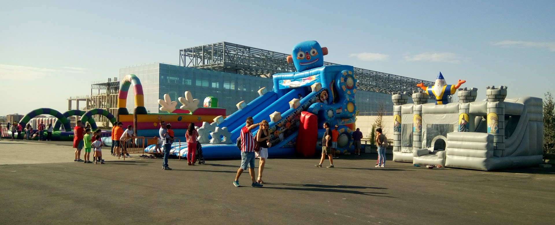 zona de castillos hinchables y juegos en el Wanda Metropolitano