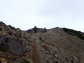 五の池小屋が見えてくる