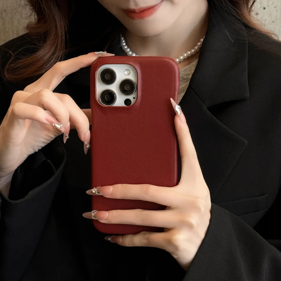 Retro Deri Düz Renk Telefon Kılıfı. Telefonunuzu şık bir şekilde koruyun. Klasik tasarım, uzun ömürlü koruma ve hoş dokunuş hissi. Dayanıklı ve zarif.