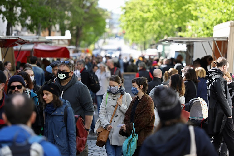 Crowds of people visit the farmers market at Boxhagener Platz, as the spread of the coronavirus disease (COVID-19) continues, in Berlin, Germany April 25, 2020.