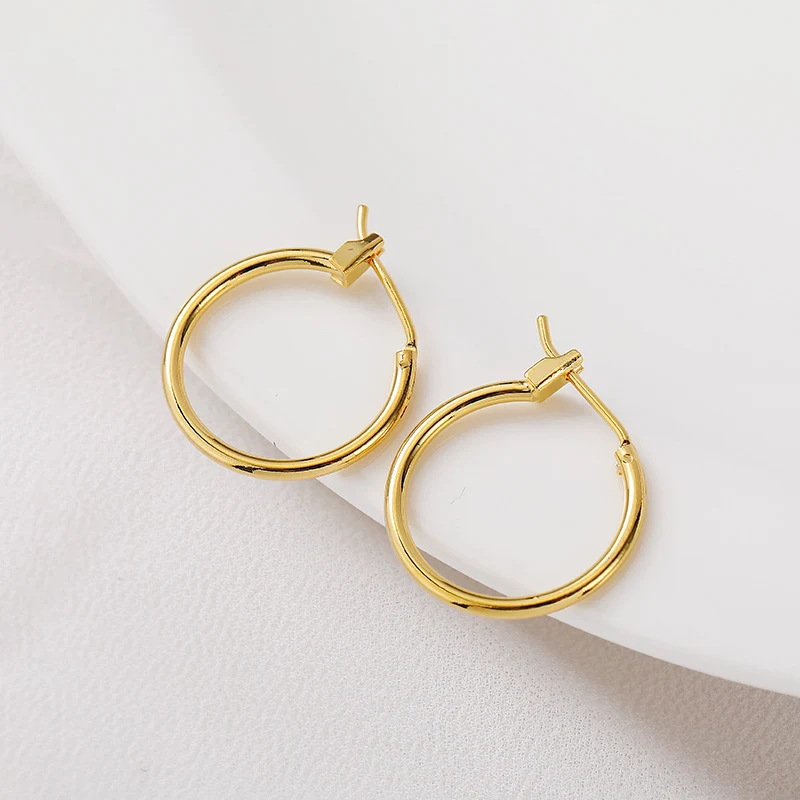 Boucles d'oreilles créoles rondes plaquées or 14K 18K avec rétention de couleur. Un bijou élégant et durable pour un éclat constant.