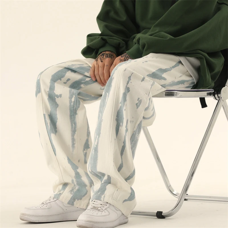 Erkekler için Sonbahar Drapeli Efektli Tie-dye Tasarımlı Kot Pantolon. Rahat ve tarz sahibi, benzersiz bir görünüm için idealdir.