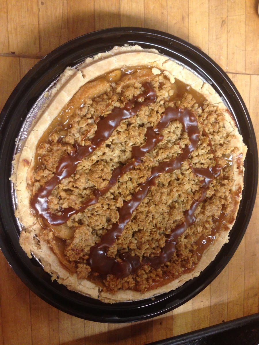 Caramel apple crumble pie