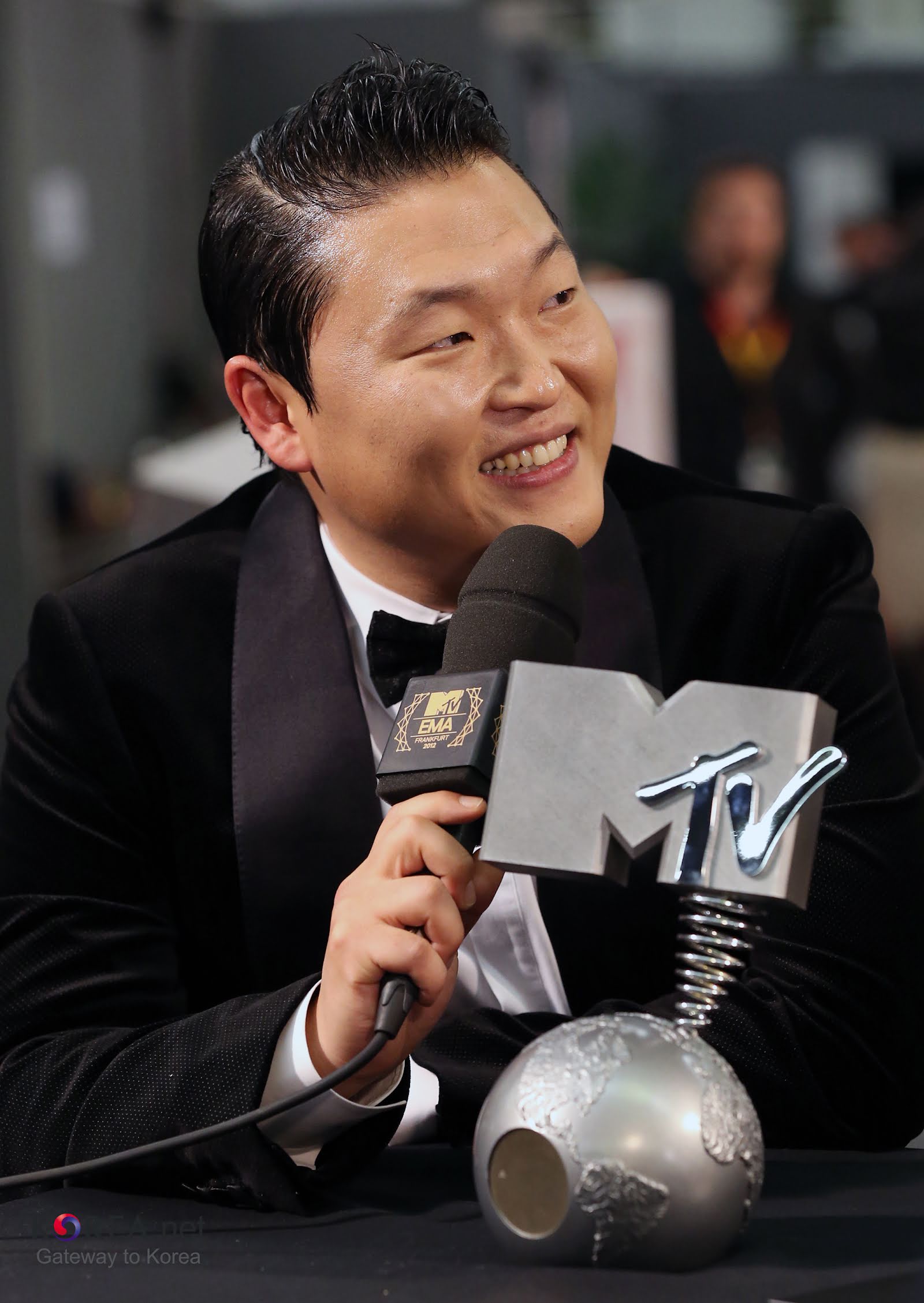 PSY_EMTV_logo_27_(8198008711)