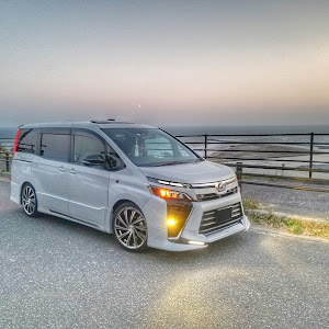 ヴォクシー ZRR80W