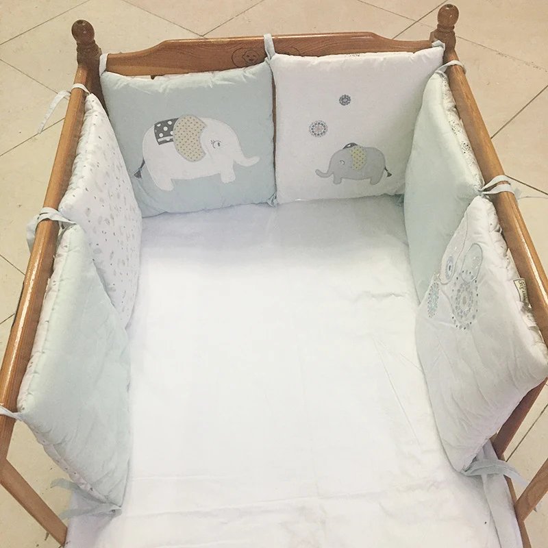 Lit bébé éléphant en coton doux, idéal pour un sommeil paisible. Confort et sécurité assurés pour des nuits douces et des rêves enchanteurs.
