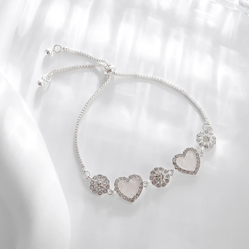Personalisierte Damen Armband mit Zirkonblüten für vielseitige Looks