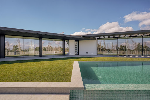 Maison contemporaine avec piscine et jardin 3