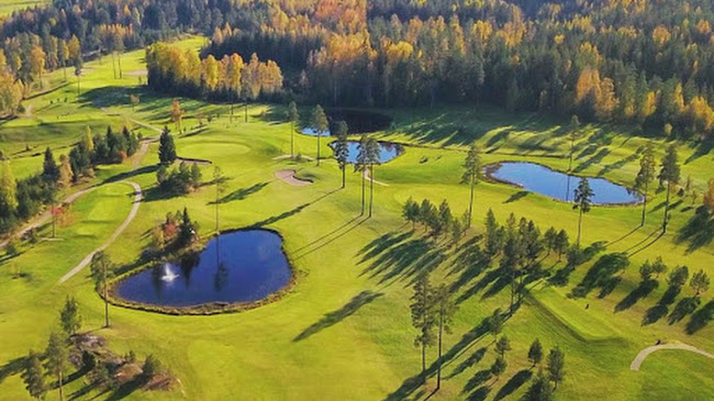 Perjantaina aukesi 18 reikää hyvässä sykkeessä, pelaajat hyvillä mielin.Tässä vaiheessa kautta pelataan väylät Valley 1-9 ja Hill 1-9. Hillin takaysi odottaa vielä hetken lumen sulamista ja kuivumista.Klubitalolla palvelevat päivittäin caddiemaster sekä kahvila klo 9-19. Alkukauden Green feen hinta on 45 €.Huom! Yöpakkasista johtuen kenttä aukeaa Pe 19.4. kello 12.00 ja on lauantaista 20.4 alkaen toistaiseksi suljettu. Avaamme kentän uudelleen heti säiden salliessa!​​​​​​​