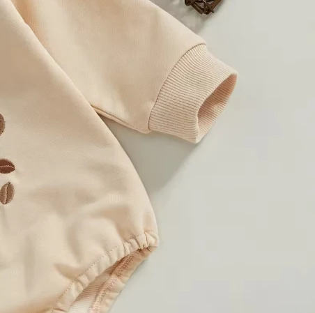 Lange jumpsuit met alfabet borduursel, lange mouwen, comfortabel en stijlvol. Ideaal voor een casual look met een unieke uitstraling. Perfect voor dagelijks gebruik.