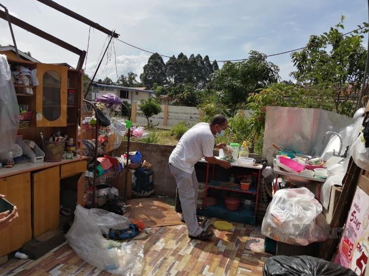 Keadaan rumah Zaniah Nordin, 52, di Kampung Tasek di sini selepas dilanda ribut petang Rabu lalu. FOTO BALQIS JAZIMAH ZAHARI