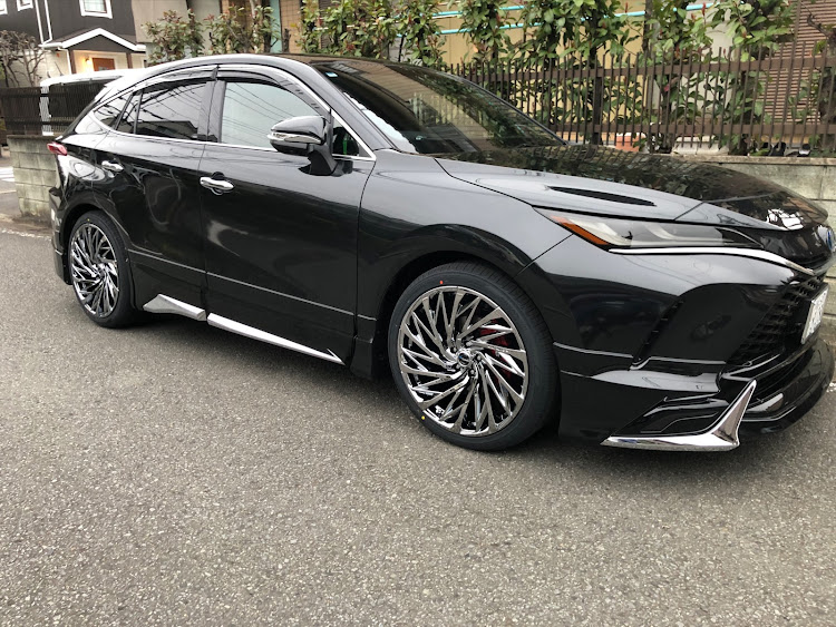 ハリアーのハリアー・ハリアーハイブリッド・モデリスタ・PHEVグリル装着車・ホイール交換に関するカスタム事例の投稿画像1枚目