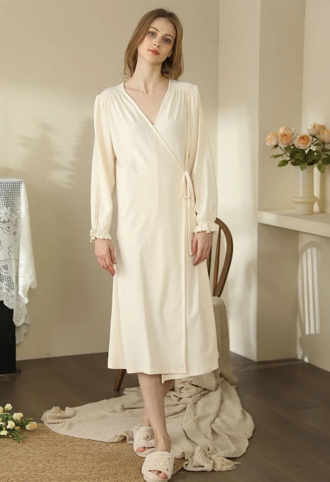 Chemise de nuit longue en modal pour femme, manches longues, couleur unie. Douceur et confort pour des nuits reposantes et une détente optimale.