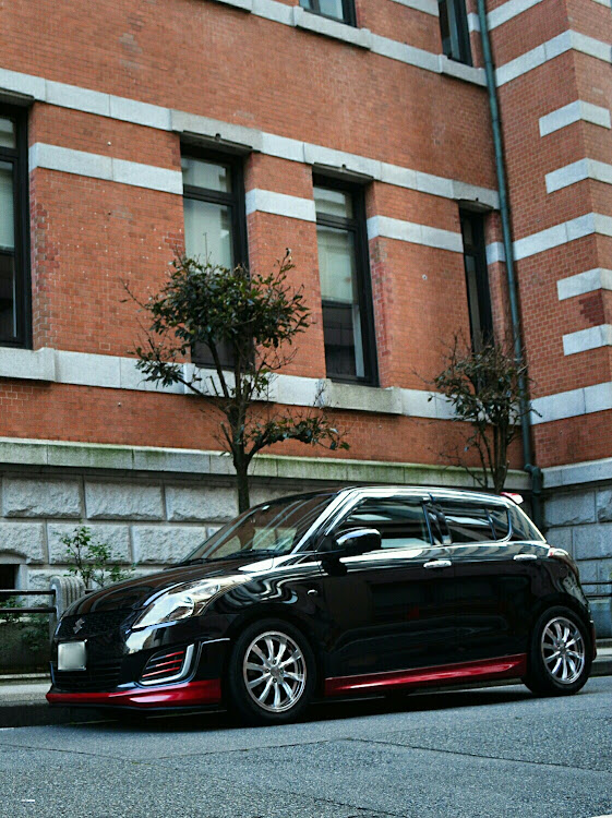 スイフトの普通？じゃない風景・横浜徘徊vol. 3・黄昏カメラオヤジ😎に関するカスタム事例の投稿画像1枚目