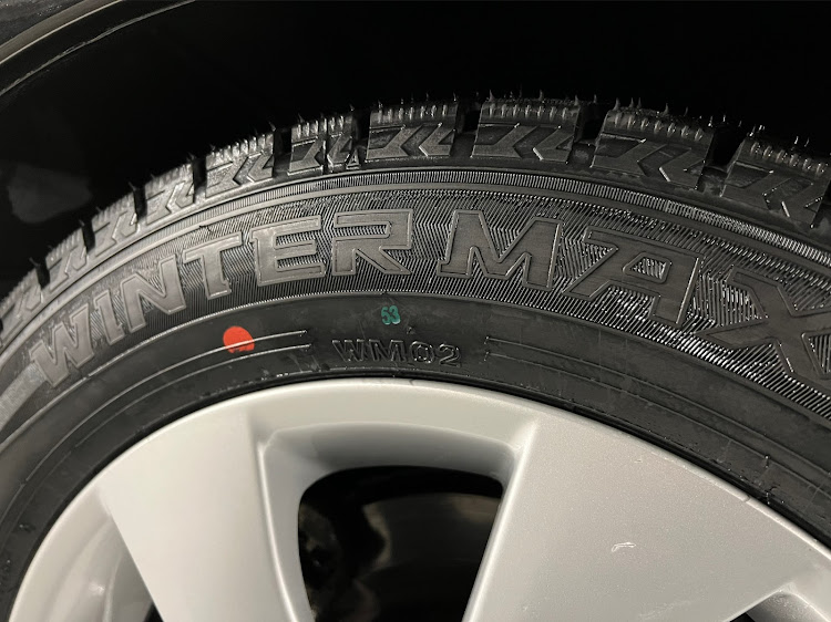 セレナの雪が積もった・路面凍結に注意・スタッドレスタイヤに交換・純正アルミを履かせました・雪道も心配なく走れますに関するカスタム事例の投稿画像2枚目